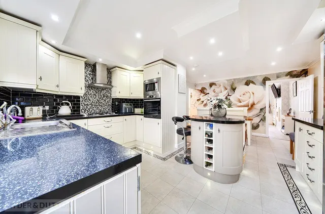 Sedgley Avenue, Buersil, OL16, photo 1