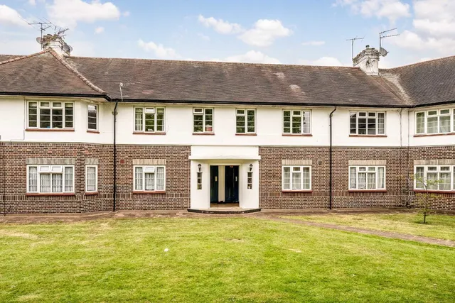 The Brooklands, TW7, photo 1