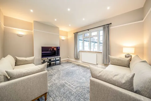 The Brooklands, TW7, photo 2