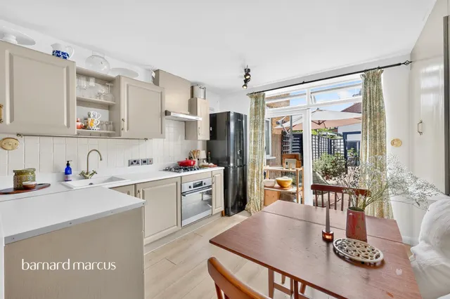 The Parade, Epsom, KT18, photo 2