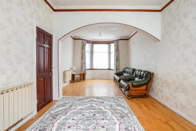 Browning Road, London, E12, photo 3