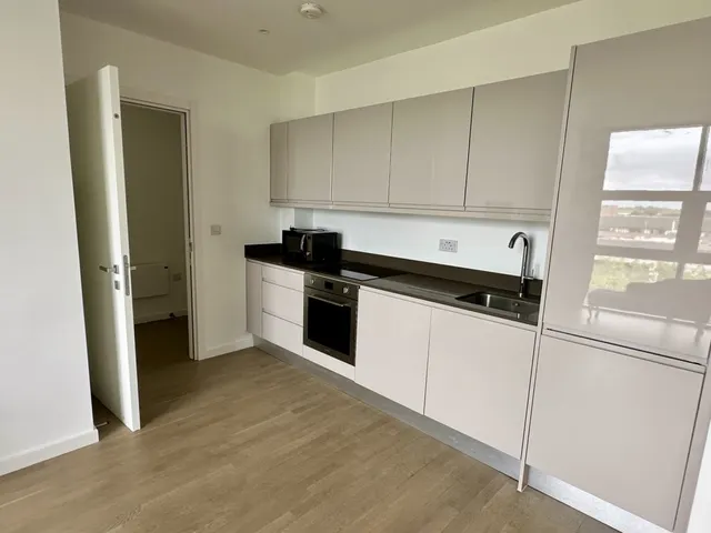 Central Milton Keynes, MK9, photo 3