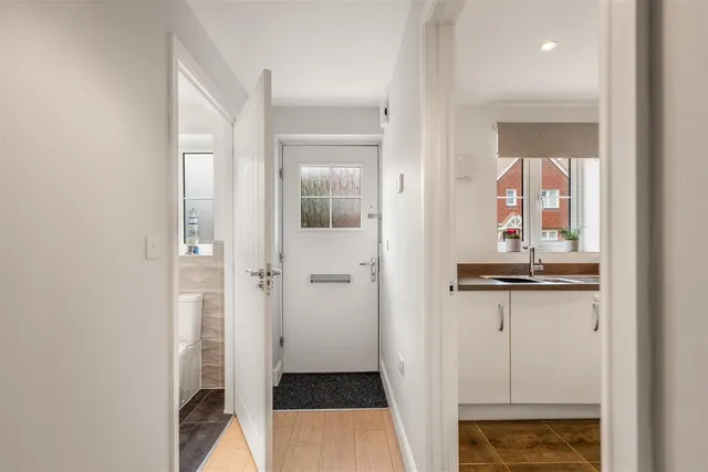 Centenary Road, Horsham, RH13, photo 3