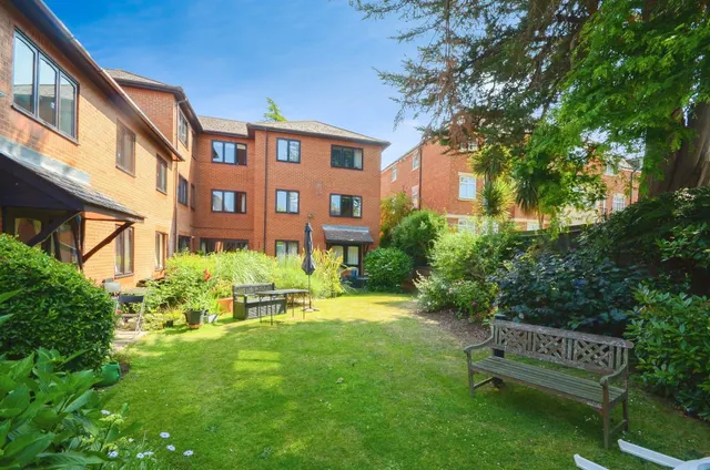 Hanbury Court, Harrow, photo 1