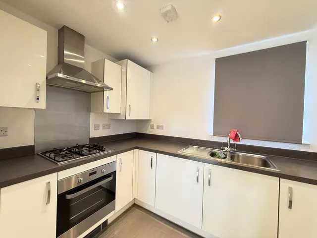 London Road, NN17, photo 3