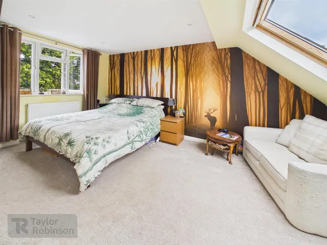 Jackson Road, Broadfield, RH11, photo 1