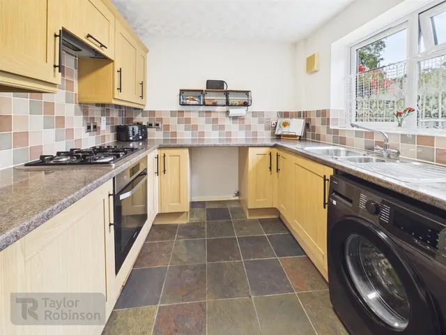 Jackson Road, Broadfield, RH11, photo 2