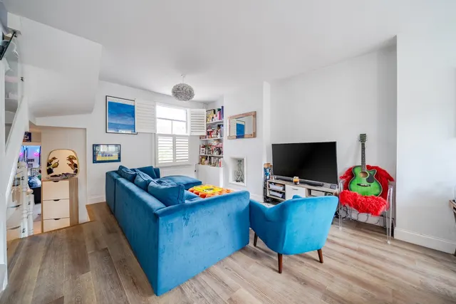 Photo 2 — Inworth Street, Battersea, London, SW11