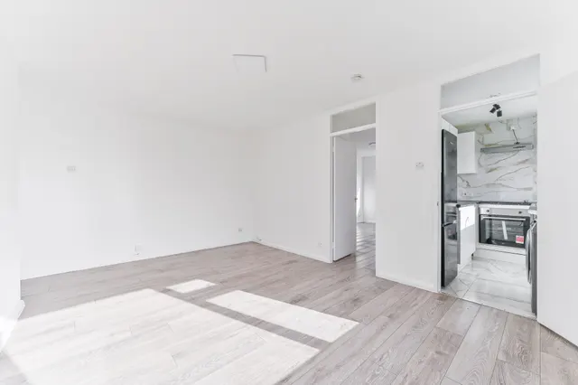 Photo 3 — 7 Oak House, 159 Croydon Road, London