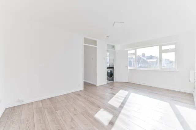 Photo 2 — 7 Oak House, 159 Croydon Road, London