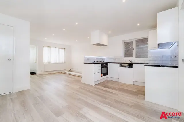 Photo 2 — Juniper Way, Romford, RM3