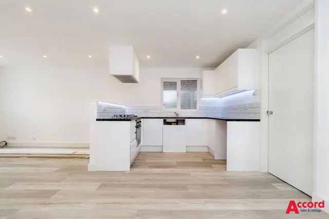 Photo 3 — Juniper Way, Romford, RM3