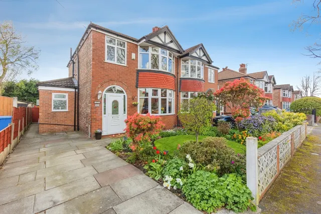 Marford Crescent, Sale, Greater Manchester, M33, photo 1