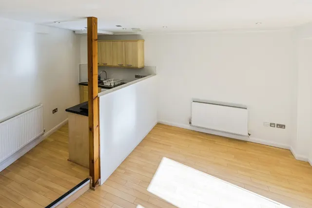 Tuttle Street, LL13, photo 3