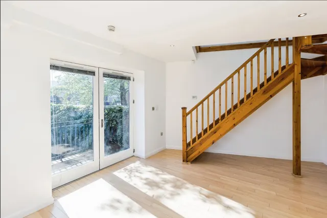 Tuttle Street, LL13, photo 2