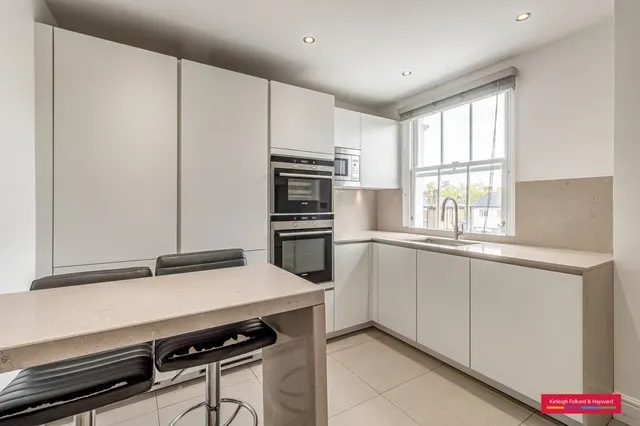 3 bedroom flat — Parkhill Road, Belsize Park, London, NW3