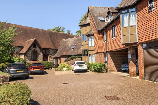 Hylton Road, Petersfield, GU32, photo 1