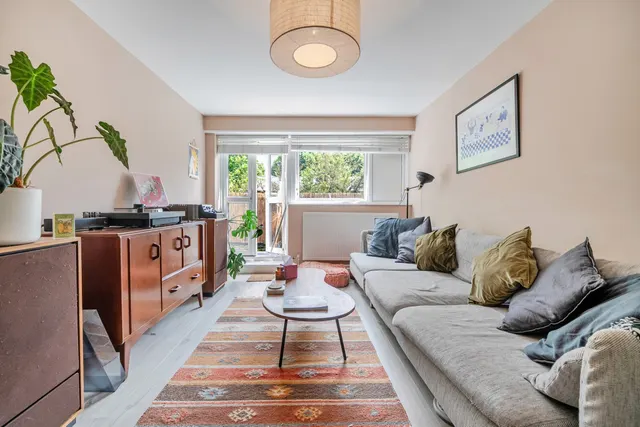 Wentworth Crescent, SE15, photo 1