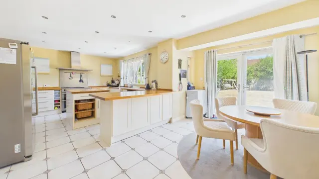 Photo 2 — Snaith Crescent, Loughton, Milton Keynes, Buckinghamshire, MK5 8HQ