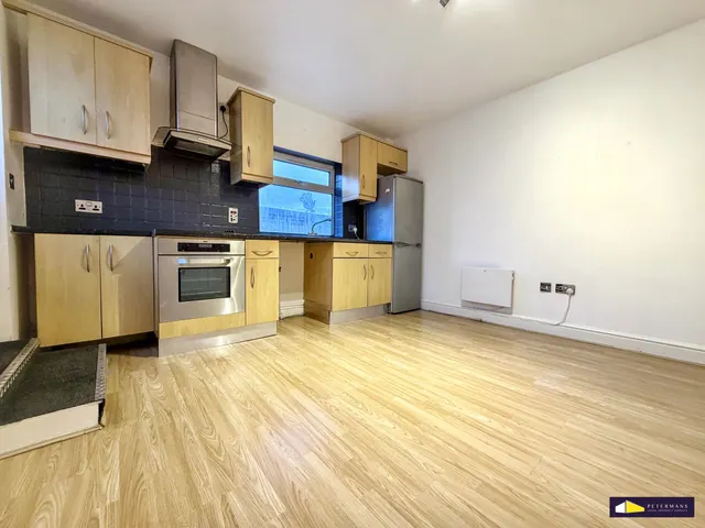 High Street, Edgware, HA8, photo 1