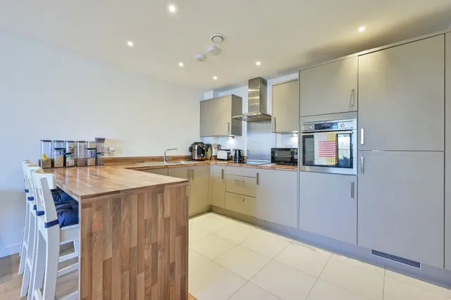 Photo 3 — Flat 15, 328 Kingston Road, London
