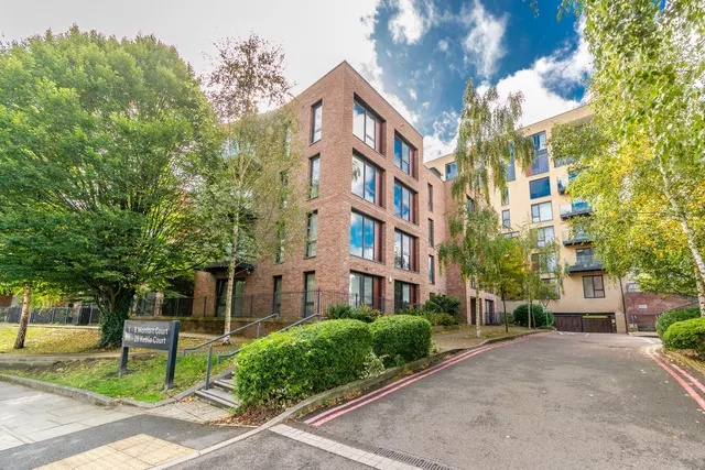 Edgware, HA8, photo 1
