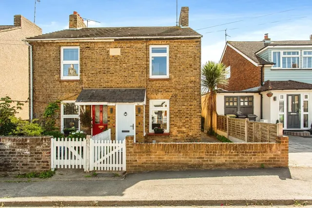 St. Johns Road, Great Wakering, SS3, photo 1