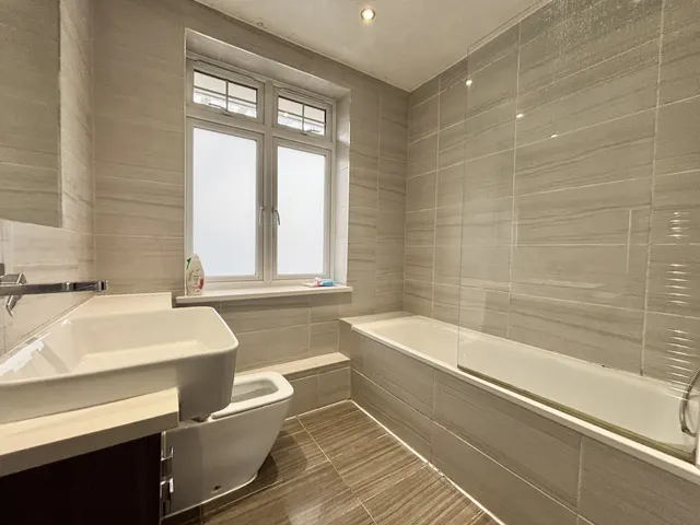 Kidbrooke Park Road, Kidbrooke, SE3, photo 2