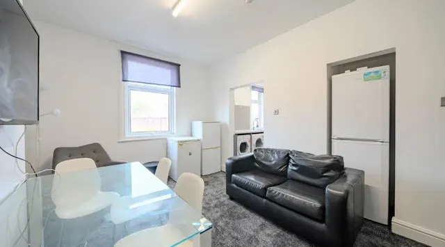 Kirkstall Lane, Leeds, LS6, photo 3