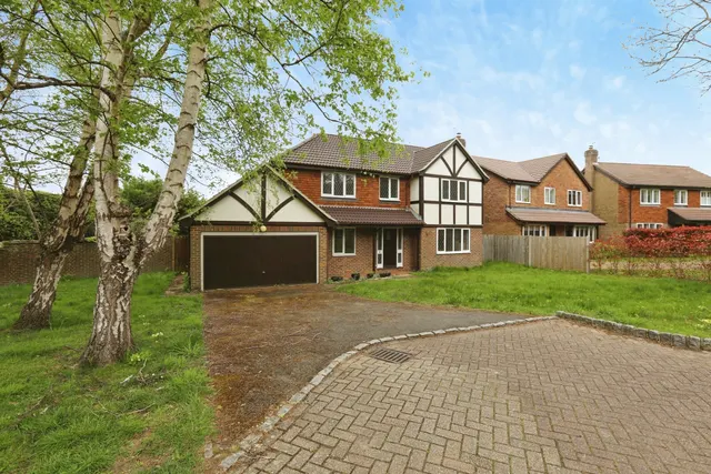 Kinnibrugh Drive, Dormansland, RH7, photo 1