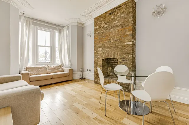 Lavender Hill, London, SW11, photo 1