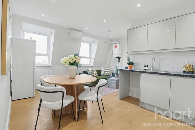 Eastwood Close, London, E18, photo 1