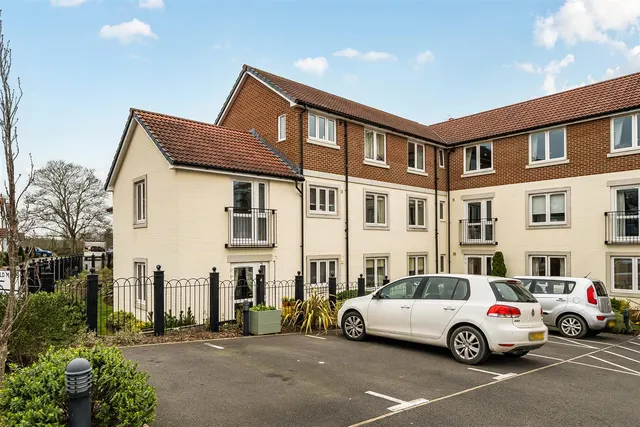 Stokefield Close, Thornbury, BS35, photo 2