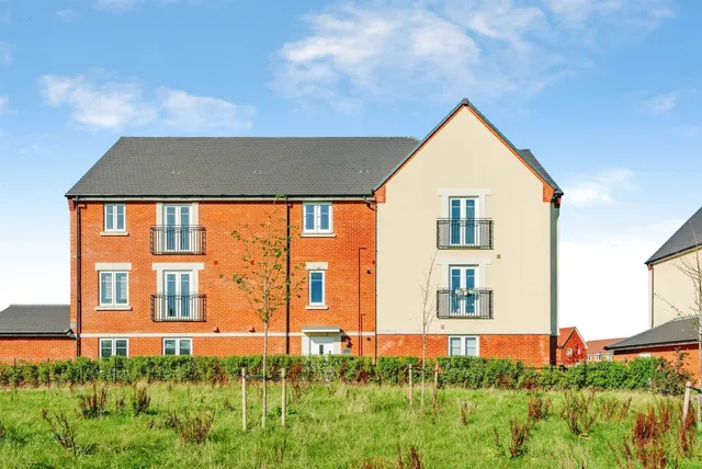Eames Way, Crawley, RH10, photo 1
