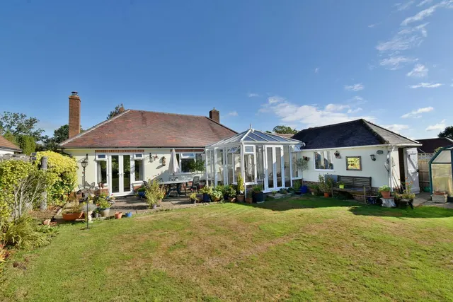 Oak Close, BH22, photo 3