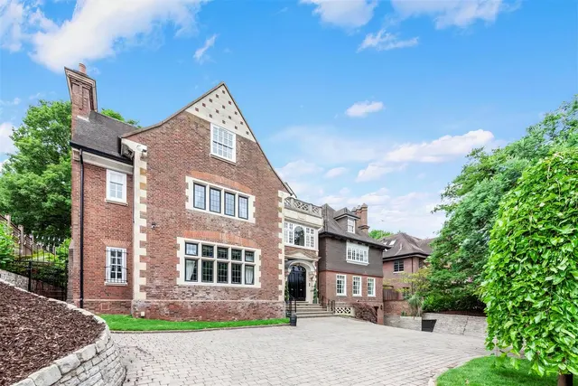 Photo 3 — Courtenay Avenue, Highgate, London, N6 4LR
