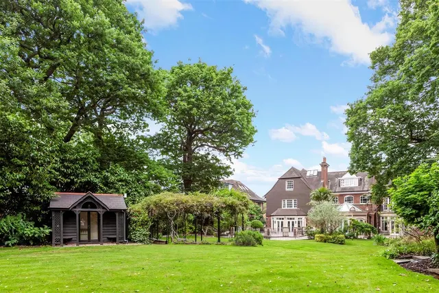 Photo 2 — Courtenay Avenue, Highgate, London, N6 4LR