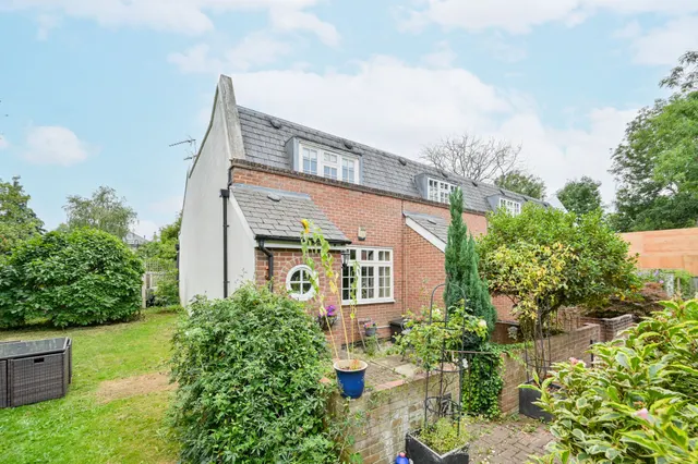 Photo 3 — 4 Langford Close, London