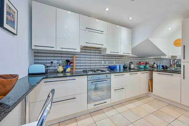 Photo 2 — 4 Langford Close, London