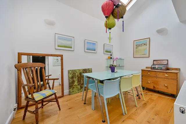 4 Langford Close, London, photo 1