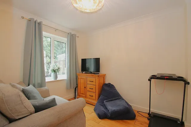 Photo 3 — Abbotsbury Road, Bishopstoke, Eastleigh, Hampshire, SO50 8NZ