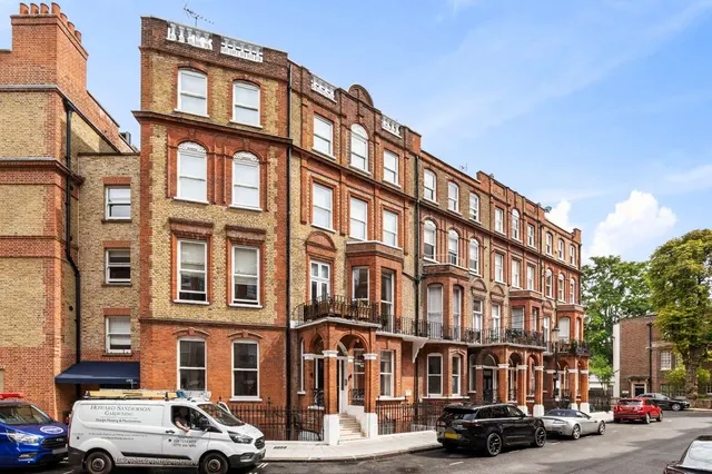9 bedroom house — Cresswell Gardens, London, SW5 0BQ