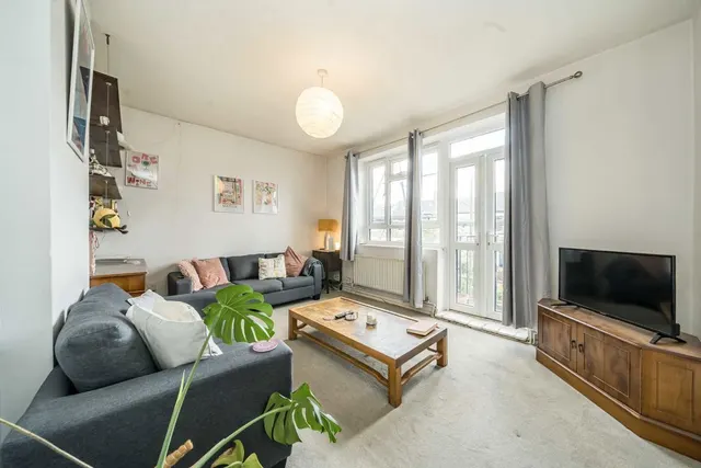 Gravenel Gardens, SW17, photo 1