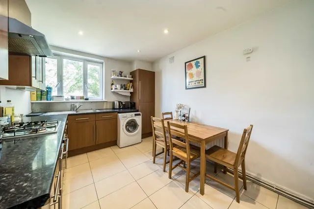 Gravenel Gardens, SW17, photo 2