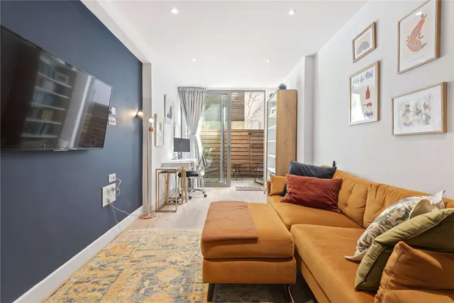Balham High Road, London, SW17, photo 1
