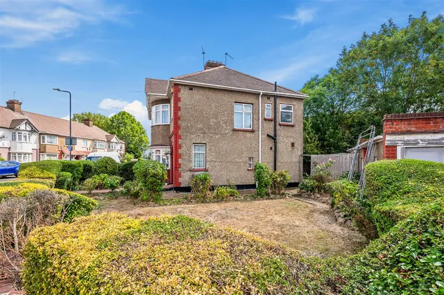 Lewis Crescent, London, NW10, photo 2