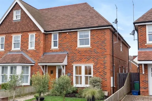 Warwick Close, Hampton, TW12 2TY, photo 1