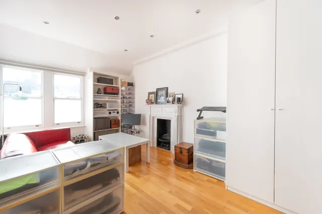 Flat 10, 49 Cleveland Square, London, photo 1