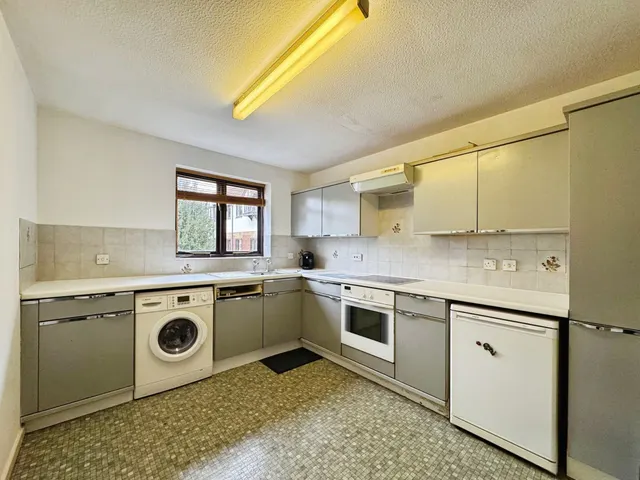 Magpie Close, Chaffinch Court, NW9, photo 2