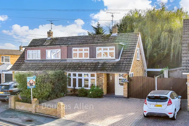 3 bedroom house, Beauchamps Drive, Wickford, SS11